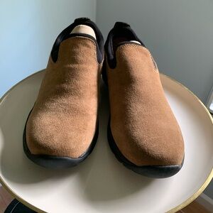 Lands End women clog size 9, men’s size 7. Suede Leather, slip on. Never worn.